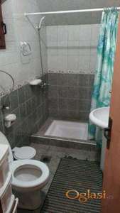 IZDAJEM DVOSOBAN STAN U LESKOVAC