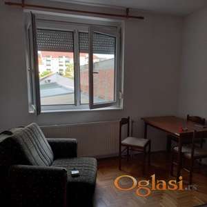 Izdaje se odlična garsonjera na Novoj Detelinari.