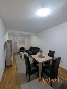 Namešten, dvosoban stan na Novoj Detelinari