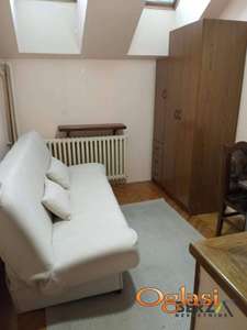 KOMPLETNO NAMEŠTENA GARSONJERA U ĆIRPANOVOJ ULICI