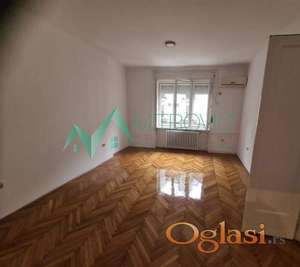 Izdaje se kancelarijski prostor u prometnoj ulici u Novom Sadu. 