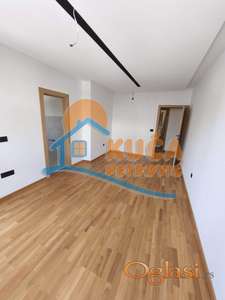 Izdaje se nenamešten trosoban stan kao poslovni prostor, Cara Dušana, 66m2