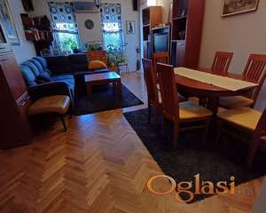 Odličan trosoban stan na Novoj Detelinari!