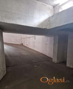 Izdajem Parking mesto u Centru Novog Sada (ulica Avgusta Cesarca)