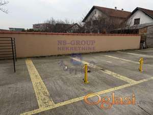 Parking mesto u dvorištu zgrade