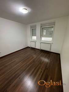 Jedniposoban, polunamešten, odmah useljiv