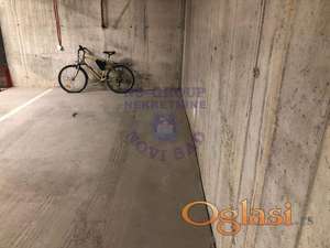 Garažno mesto u suterenu zgrade. Novogradnja