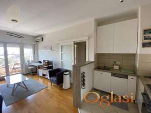 Renoviran stan na Čuburi, 4. sprat, terasa i divan pogled