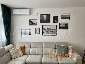 Na prodaju troiposobni stan u novoj zgradi, potpuno opremljen sa dvoristem od 100 m2