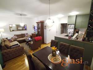 Na prodaju stan u centru adica