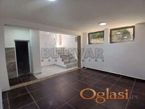 Izdaje se renoviran poslovni prostor u centru grada, 30m2