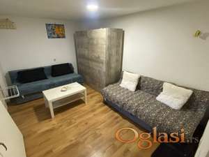 NAMESTEN JEDNOSOBAN STAN U CENTRU, SUTEREN