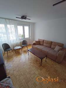 Renoviran odmah useljiv trosoban stan