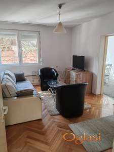 Izdaje se trosoban stan u blizini Crvenog pevca i Kliničkog centra, 61m2