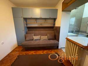 Lepo opremljena renovirana garsonjera - odmah useljiva-blizu Satelitske Pijace