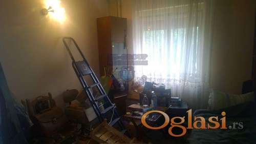 DVOSOBAN STAN ODLICNOG RASPOREDA NA LEPOJ LOKACIJI!