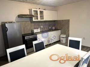 Na prodaju renovirana i kompletno nameštena kuća.