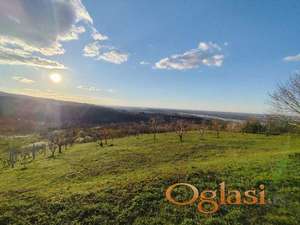 Lep plac sa pogledom na Dunav