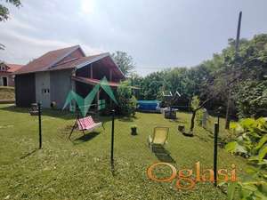 Vrdnik. Novija kuća sa apartmanima za iznajmljivanje. 