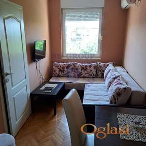 Izdaje se jednoiposoban stan površine 27m² na traženoj lokaciji – Grbavica.