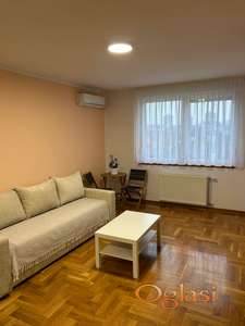 Stan sa privatnim parking mestom