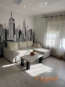 Izdaje se kompletno nameštena garsonjera u centru Novog Sada, u neposrednoj blizini Keja