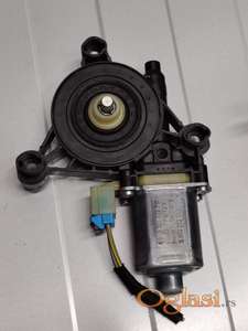 Audi a3 v8 motor podizača stakla prednji desni 2012-2020 Originalni delovi  Moguca ugradnja delova  Alfa Romeo 147-156-166-159-GT-MiTo-Giulietta Fiat bravo 2 - croma -grande punto -multipla 2 -punto 3 -stilo-idea Freemont Panda 3 500L 500 Lancia ypsilon-delta-musa-lybra Volkswagen Golf 6  Audi a3 2012-2020  Ukoliko zelite da porucite Posaljite poruku preko sms poruke ili pozovite na telefon 0616115961