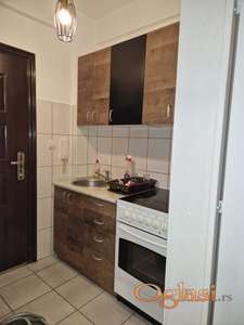 IZDAJEM GARSONJERU NA GRBAVICI KOMPLET NAMEŠTENU