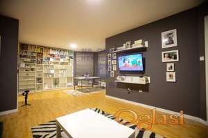 Veoma lepa montažna kuća novije gradnje. Ima 3 spavaće sobe, posebno kuhinja, dnevni boravak, 2 lepe terase.