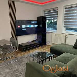 Izdaje se komforan trosoban stan površine 51 m² na Grbavici, smešten na visokom prizemlju stambene zgrade.