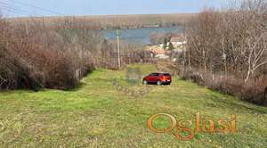 Odličan plac sa pogledom na Dunav.