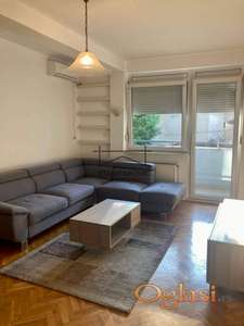 Izdaje se prostoran lepo opremljen stan u centru sa parkingom u dvoristu! ID#6871