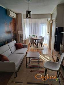  LEPO NAMEŠTEN DVOIPOSOBAN STAN NA BULEVARU