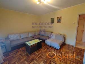 Dvosoban renoviran stan na odličnoj lokaciji u blizini bulevara i železničke stanice.