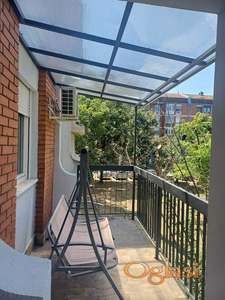 Komforan stan u mirnom delu sa velikom terasom, vlasnik