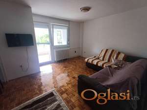 Komforan stan u mirnom delu sa velikom terasom, vlasnik