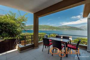 Kuća s bazenom na Luštici — 2. red do mora