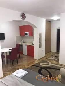 LEPA KOMFORNA GARSONJERA U CENTRU