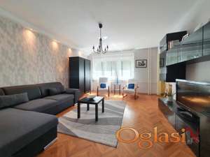 KEJ TROSOBAN NAMESTEN SA PARKINGOM 800E