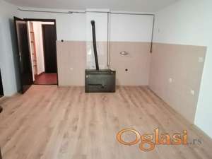 Izdajem dvosoban stan