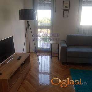 U ponudi imamo lepu garsonjeru od 28m2 u blizini Bulevara Evrope i Futoškog puta.