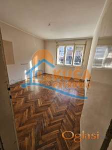 Izdaje se nenamešten dvosoban stan u blizini Šojke