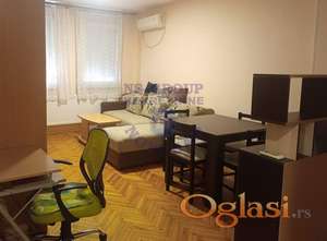 Izdaje se jednosoban stan površine 35 m², smešten na trećem spratu u blizini Bulevara oslobođenja i Grbavice.