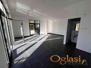 PRAZAN LOKAL U NOVOJ ZGRADI NA ADICAMA, IDEALAN ZA KAFIĆ I USLUŽNE DELATNOSTI 