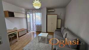 Socijalno - Kompletno opremljena garsonjera sa parking mestom!