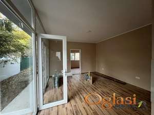  DVOJNA, PRAZNA KUĆA NA ADAMOVIĆEVOM NASELJU 