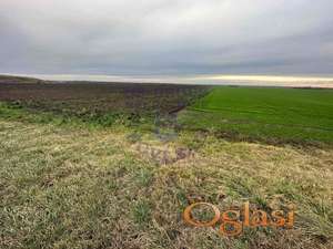 Plac na ulazu u Kać!