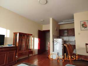 *Dvosoban stan na Bulevaru, odmah useljiv*