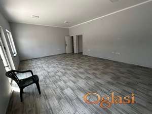 Čortanovci - poslovni prostor sa magacinskim delom - odmah useljivo - 300 eura