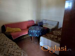 Uknjižena kuća na izlazu iz Sremskih Karlovaca